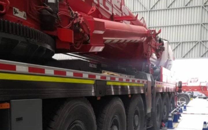 Grúa pesada en taller para reparación de neumáticos
