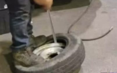Servicio de vulcanización móvil reparando un neumático en terreno