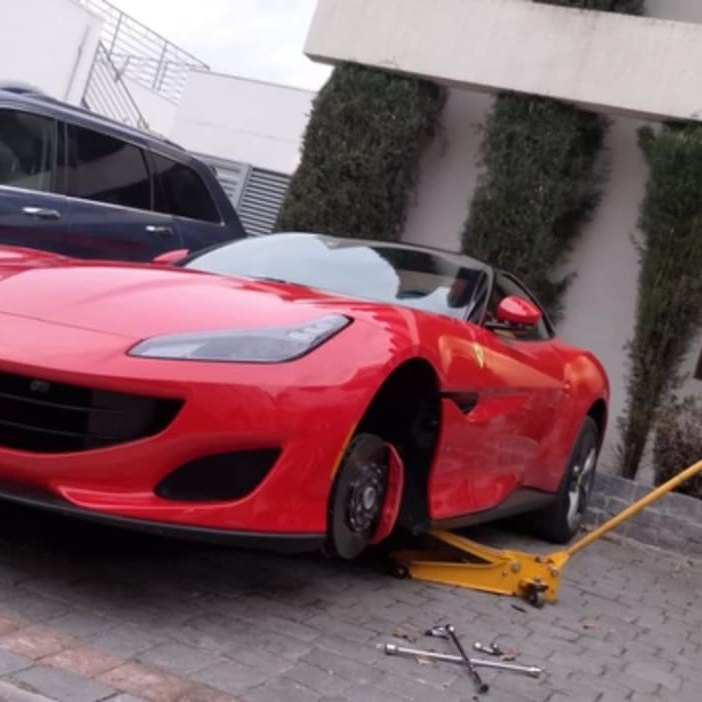 Vehículo atendido a domicilio con la rueda desmontada y la gata