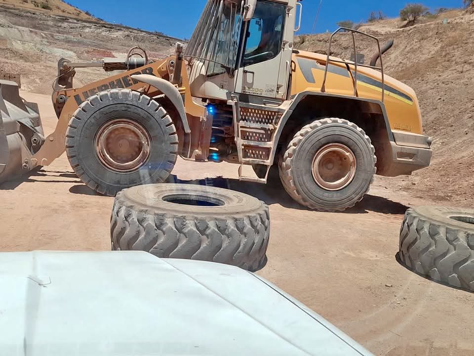 Cargador frontal con neumáticos de gran tamaño en faena